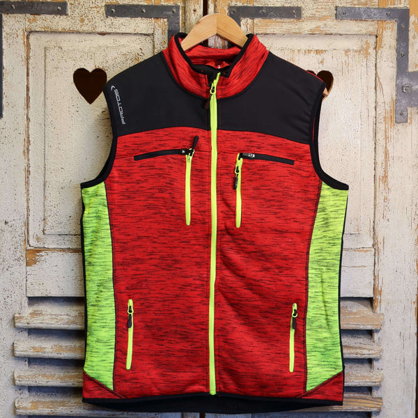 Lichte Outdoorweste am Bügel