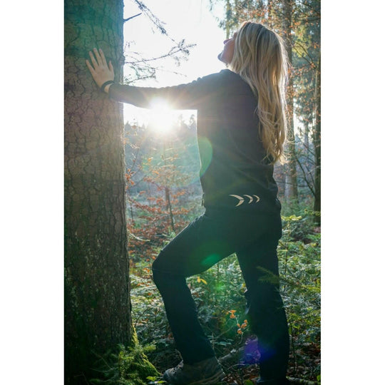 Forstjacke Frau im Wald